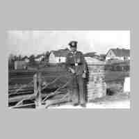 040-0022 Ein Soldat auf der Biebergrabenbruecke. Links davon das Landjaegerhaus, rechts das Anwesen Boehnke.jpg